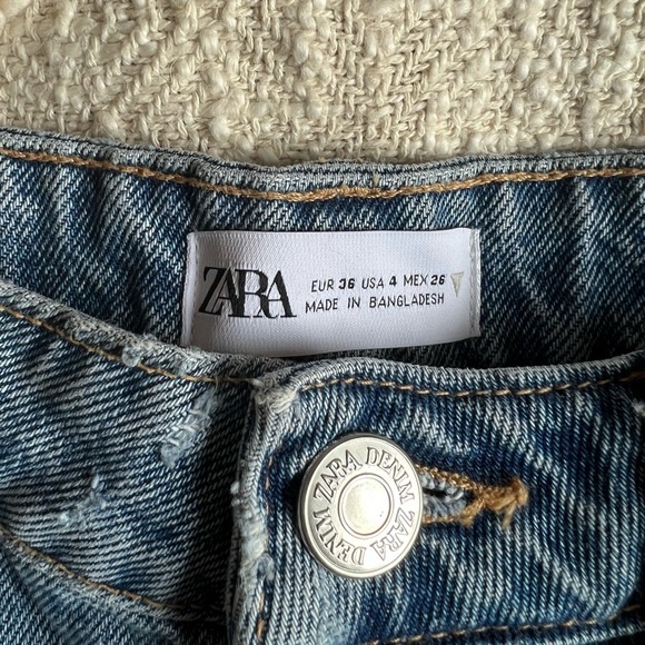 Zara Mid-Rise Denim Shorts - sz 4 - Picture 3 of 5